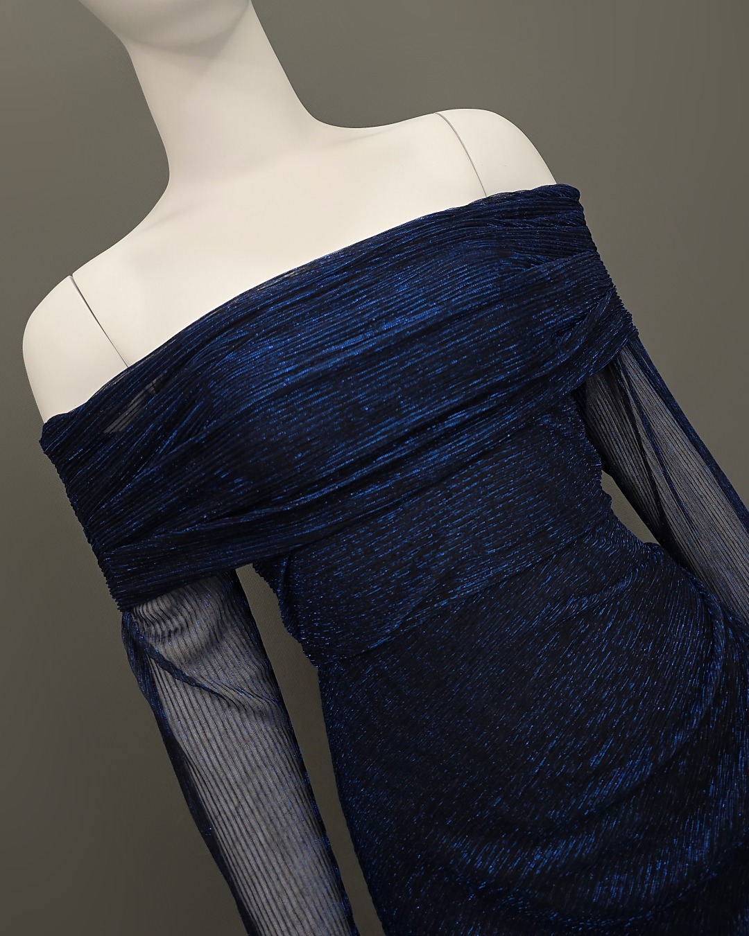 แม็กซี่เดรสเสื้อแขนยาวเปิดไหล่ กระโปรงยาว