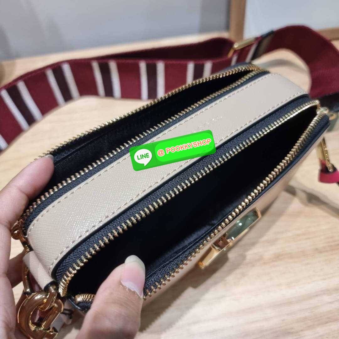 MARC JACOBS THE SNAPSHOT CAMERA BAG ไอเท็มยอดฮิตที่โดดเด่นเป็นเอกลักษณ์ กับกระเป๋าสะพายข้างสุดปัง เรียกได้ว่าไม่ซ้ำใคร!! วัสดุหนังวัว สวยอยู่ทรง เปิด-ปิดกระเป๋าด้วยซิป มีซิปหลัก 2 ช่อง แบ่งสัดส่วนไว้ดีมาก มาพร้อมสายสะพายสปอร์ตเส้นใหญ่ ที่ออกแบบโทนสีมาให้เ