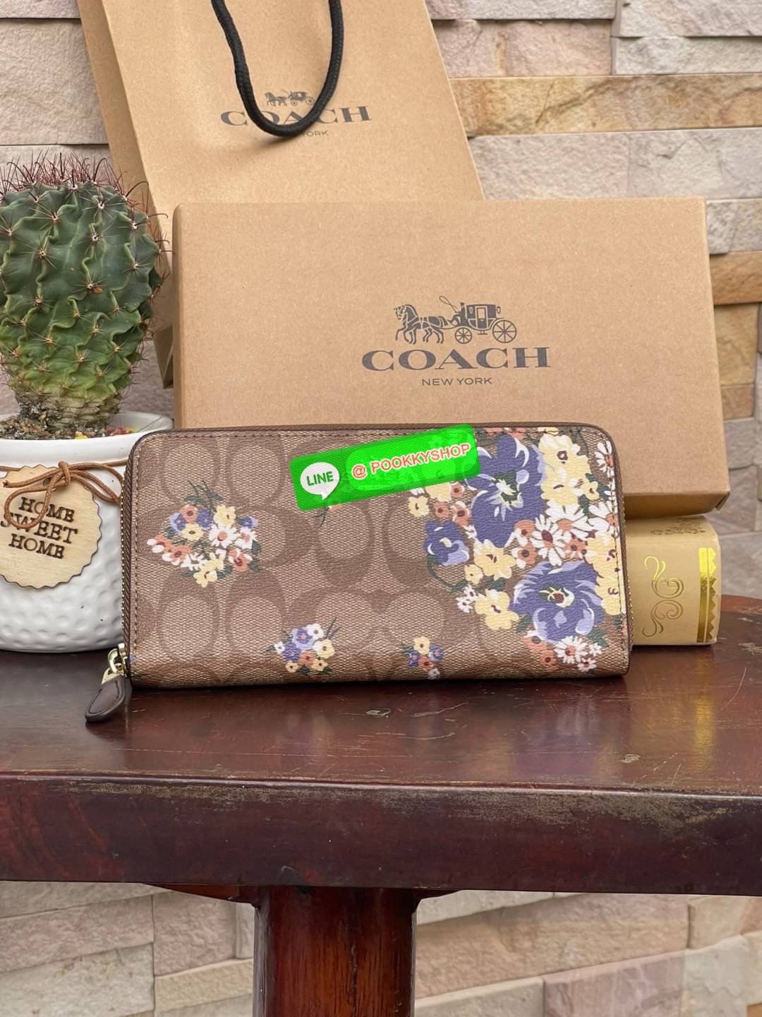 COACH ACCORDION ZIP WALLET IN SIGNATURE CANVAS กระเป๋าสตางค์ใบยาวนี้ที่เหมาะกับการใช้งานทุกรูปแบบ นอกจากเพิ่มความมั่นใจแล้ว ยังทำให้ชีวิตของเราง่ายขึ้นอีกด้วย โดยการเปิดปิดแบบซิปรอบ สามารถใส่ธนบัตร เหรียญ บัตรต่างๆได้หลายใบเลยทีเดียว ขนาดของกระเป๋าสามารถถ