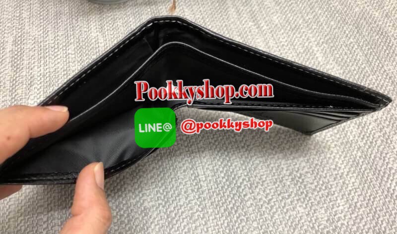 New PLAYBOY MAN SHORT WALLET BAG กระเป๋าสตางค์ใบสั้น ของคุณผู้ชายจ้า หนังแท้ บางเบา สวยหรูค่ะ!!! ด้านหน้าโลโก้แบบปั้มนะค่ะ ด้านในมีช่องใส่บัตร 6ช่องค่ะ ใส่ธนบัตร2ช่องค่ะ