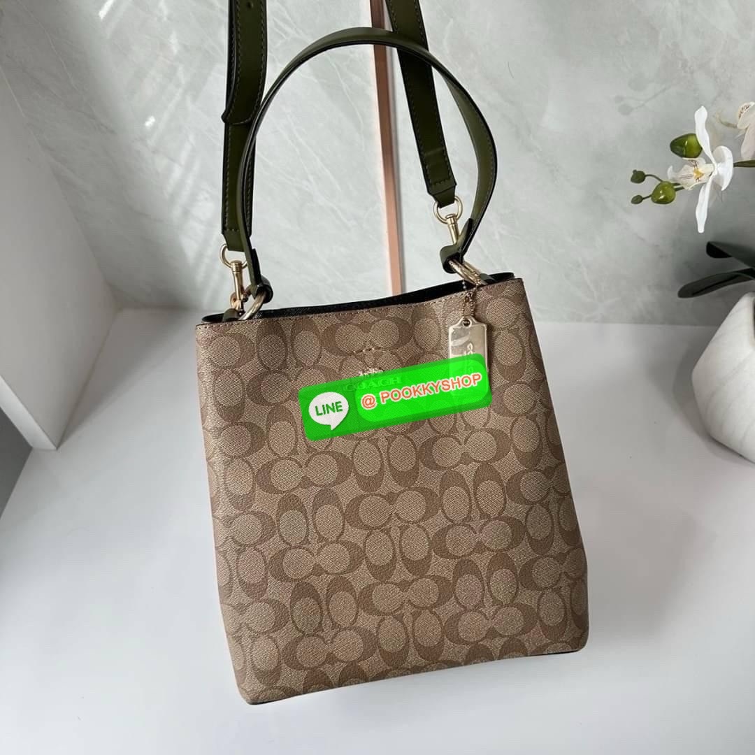 COACH TOWN BUCKET BAG IN SIGNATURE CANVAS (COACH 91512) 🔖 กระเป๋าสะพาย/ถือบัคเกต รุ่นคลาสสิคตลอดกาลไม่เอ้าท์ 🔖วัสดุ: แคนวาส ตัดหนังแท้ 🔖เปิด-ปิด กระเป๋าด้วยกระดุมแม่เหล็ก ภายในช่องโล่ง มีช่องซิปแบ่งตรงกลาง แยกเก็บของได้อย่างเป็นสัด