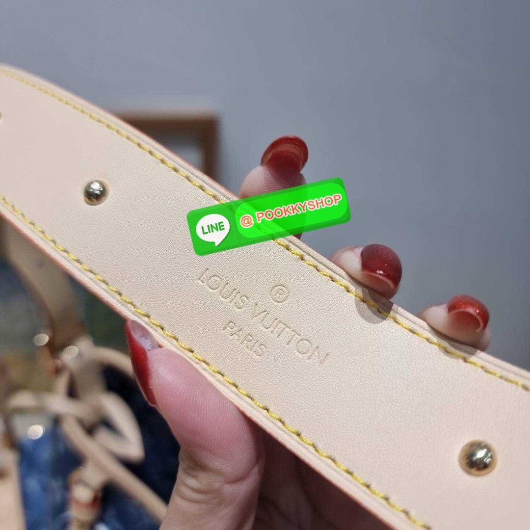 LV CARRYALL DENIM BAG 🔆 Details ใหม่ล่าสุด สไตล์เดนิมสุดชิค รุ่นลิมิเต็ดที่สาวๆตามหา จากเคาน์เตอร์ dutyfree กระเป๋าสะพายไหล่ทรงสวย ดีไซน์เรียบง่ายคลาสสิค หรู ดูผู้ดี รูปทรงใช้งานง่าย มาพร้อมใบลูก ไว้เก็บของจุกจิก ปากกระเป๋ามีสายหนังผูกกันของหล่นได