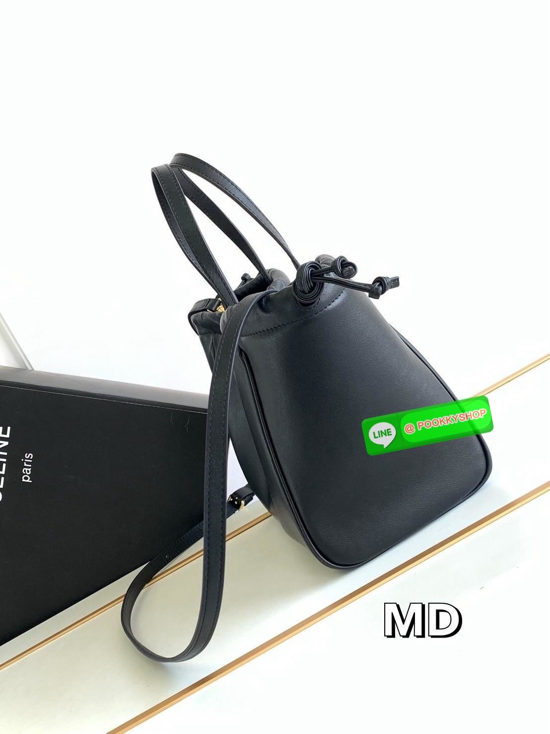 CELINE Small Cabas Drawstring Cuir Triomphe / CELINE TOTE BAG กระเป๋าทรงโท้ทน่ารักน่าใช้ ตัวกระเป๋าหนังนุ่มมาก ปากกระเป๋าเป็นหูรูดดึงปรับทรงได้สองแบบสองสไตล์ ด้านในเปิดปิดด้วยกระดุม ภายในโล่งกว้างจุของได้คุ้มๆ มาพร้อมสายสะพายยาวถอดและปรับได้ แมทช์กับเสื้อ