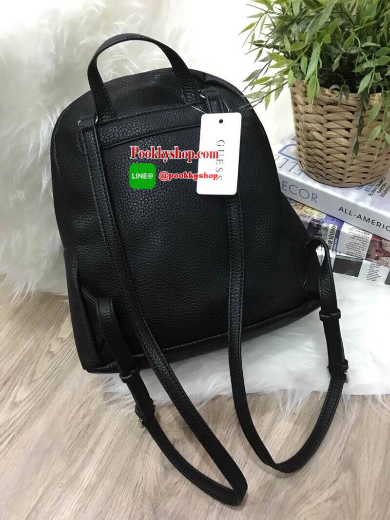 Don't Miss! GUESS WOMAN'S FACTORY BACKPACK กระเป๋าเป้ขนาดกำลังดีวัสดุหนังแกะสังเคราะห์นิ่มสวยน้ำหนักเบา มีหูหิ้วเเละสายสะพายหลังเลื่อนปรับได้ ด้านหน้ามีโลโก้และช่องซิป เปิดปิดด้วยซิปสะดวกใช้ ภายในกว้างใส่เอกสาร ipad ของใช้ได้เยอะ จะสะพายไปเรียนไ