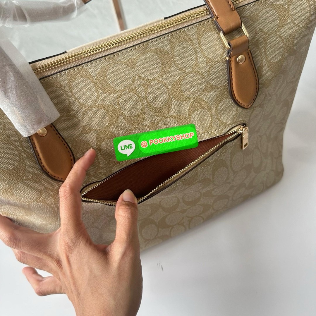 Coach Gallery Tote In Signature Canvas With Stripe (CR121) 🔖กระเป๋าทรงโท้ทใบใหญ่ ทรงช้อปปิ้ง โดดเด่นด้วยหนังตัดแทบด้านหน้า 🔖วัสดุ : หนังแคนวาสตัดหนังแท้ 🔖เปิด-ปิดด้วยซิปด้านบน ภายในโล่ง มีช่องซิป1ช่อง สามารถ ใส่แฟ้มเอกสารได้