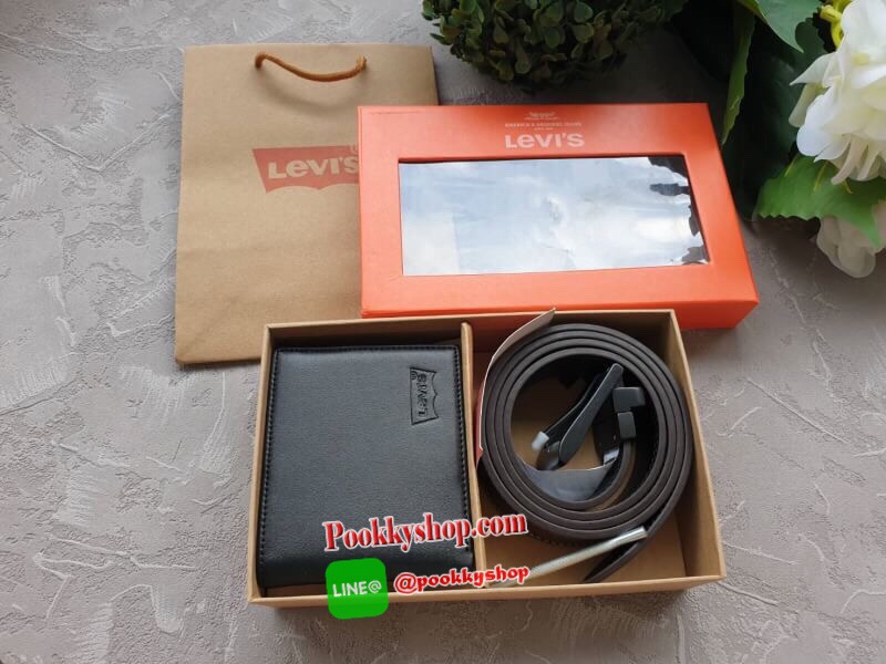 NEW ARRIVAL!! LEVI’S REAL LEATHER BELT & WALLET VALUE PACK ซื้อ1ได้ถึง2ใบ! เซทสุดคุ้ม! ได้ทั้งกระเป๋าสตางค์พับสองตอนและเข็มขัด วัสดุหนังวัวแท้ กระเป๋าสตางค์ปั้มโลโก้ด้านหน้า ภายในมีช่องใส่บัตร ช่องใส่ธนบัตร 2 ช่อง แยกเป็นสัดส่วน เข็มขัดด้านหนึ่งสีดำอีกด้า