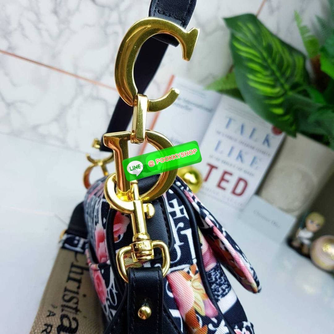 CHRISTIAN DIOR BAG VIP GIFT WITH PURCHASE (GWP) จาก CHRISTIAN DIOR DUTY FREE COUNTER (D4352) กระเป๋าสะพายดีไซน์เก๋ ลุคหรูหรา หรือลุคในวันสบายๆก็เอาอยู่ แมทได้ทุกลุคจริงๆ ดาราเซเล็ปทางฝั่งฮอลลิวู้ดเลิฟกันมากนะไอเทมนี้ จะถือเก๋ๆก็รอด หรือสะพายครอสบอดี้ก็เริ