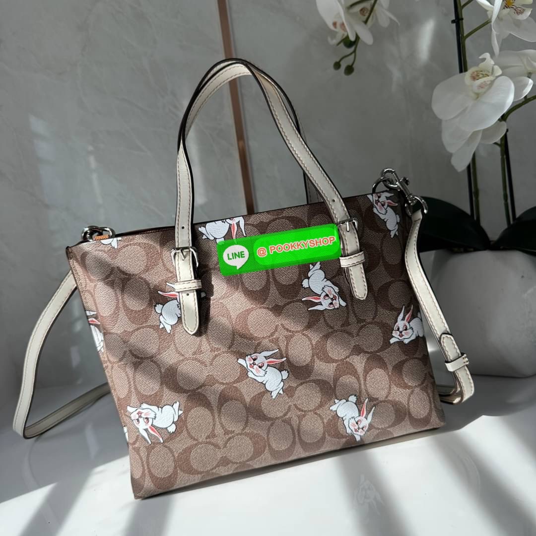 Coach Mollie Tote 25 In Signature Chambray Crossbody Sling Top Handle Bag Collection Rabbit Printed Style (CG302) กระเป๋าทรงTOTE เสริมลุคโดดเด่นต้อนรับปีกระต่าย ตกแต่งลายรูปกระต่ายน่ารัก วัสดุหนังแคนวาสเคลือบลาย ภายในโล่งกว้าง มีช่องซิปตรงกลางใส่ของได้ ขน