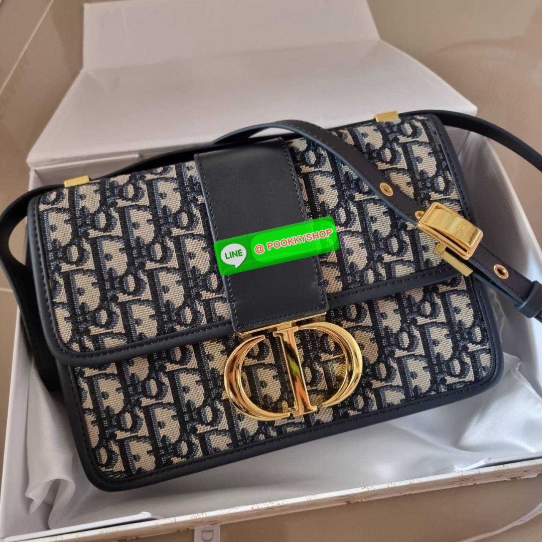 CD 30 MONTAIGNE BAG 🔆 Details กระเป๋าสะพายข้างสุดฮอต จากเคาน์เตอร์ dutyfree ที่สาวๆต้องไม่พลาด ทรงสวยมีกิมมิคในตัว ดูแพง ดีไซน์ย้อนยุคเป็นเอกลักษณ์ เปิด-ปิดด้วยอะไหล่กดล็อคแน่นหนา ใช้งานง่าย ด้านหลังมีช่องใส่ของจุกจิกได้ ภายในเป็นช่องโล่ง ใส่ของสำ