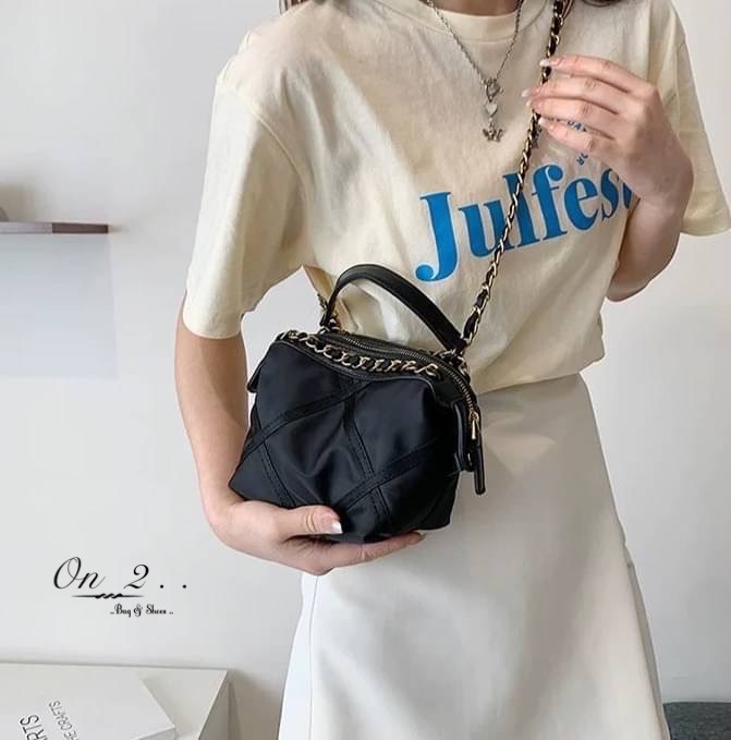 NEW Arrival CHANEL Nylon Crossbody bag กระเป๋าผ้าไนลอนเดินด้ายตารางสีดำ อะไหล่สีทองเข้ม สายโซ่ร้อยหนัง อะไหล่สีทอง สวยเลิศ♥️