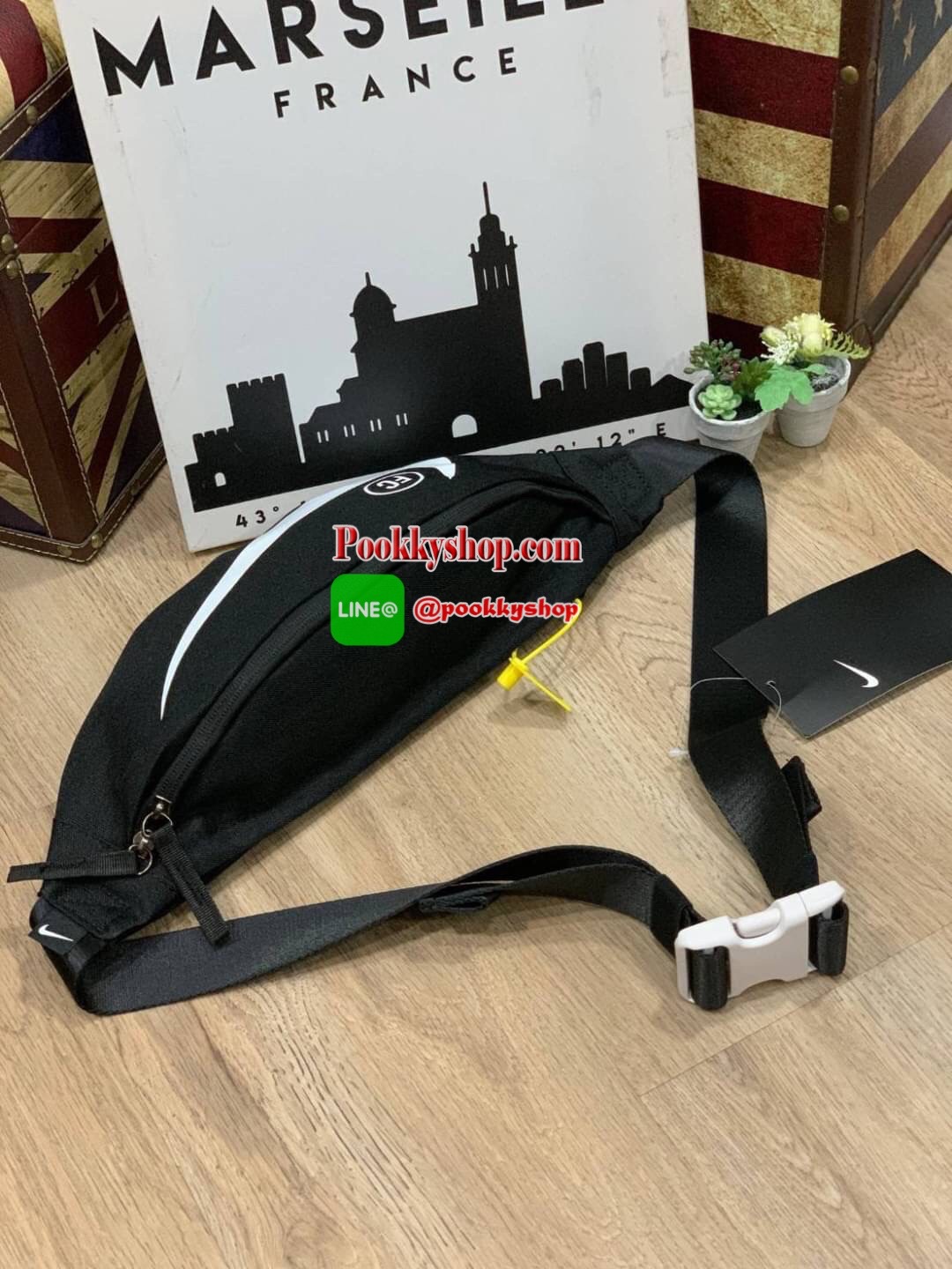 NIKE HERITAGE HIP PACK รุ่น BA6110-011 กระเป๋าทรงคาดเอวและคาดหน้าอกสไตล์สปอร์ต เปิดปิดด้วยซิปคู่ ภายในใส่กระเป๋าสตางค์ยาวได้ ด้านหน้าสกรีนตามลายต่างๆของนักออกแบบชื่อดังสาย มีคาดปรับความยาวได้ฟรีไซส์ น้ำหนักเบา เป็นกระเป๋าที่เปิดกว้างหาของได้ง่าย และใช้ได้