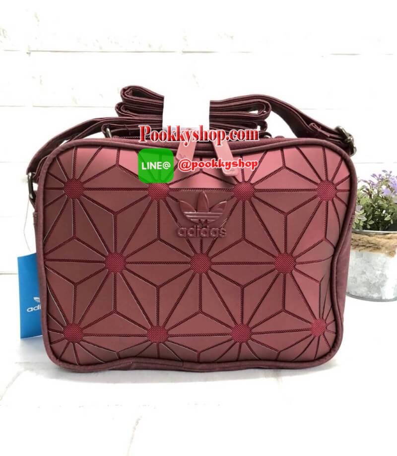 New!!! Adidas shoulder bag พร้อมส่ง กระเป๋าสะพายข้างแนว sport วัสดุด้านหน้าเนื้อ matte ผสมหนังนิ่มค่ะ น้ำหนักเบา ด้านหน้าติดโลโก้แบรนด์ เปิดปิดกระเป๋าแบบซิป ภายในโล่ง ใส่ของจุพอประมาณเลยค่ะ มีช่องซิปหนึ่งช่อง ด้านหลังมีช่องซิปยาวให้ใส่ของได้ด้วยนะคะ สายสะ