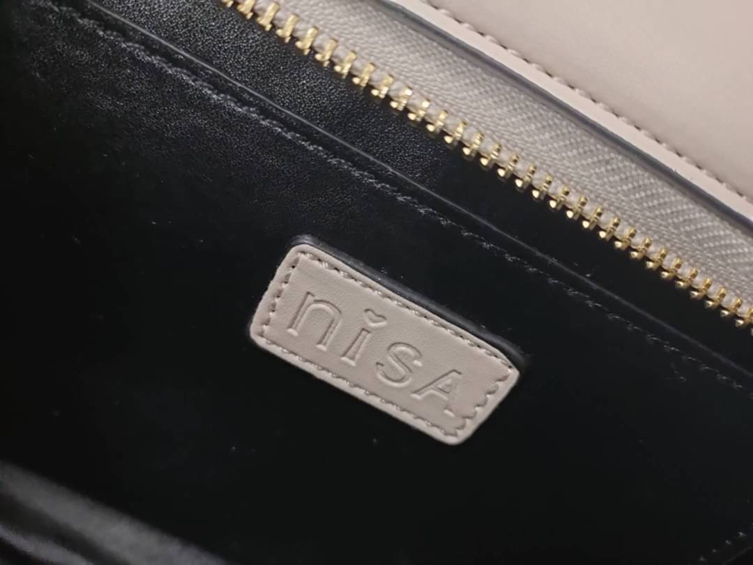 NISA Style My Authentic Brand สุดปังงง !! ~ พร้อมส่ง NISA bag งานสวยยืนหนึ่งแห่งปี ดีไซน์เก๋ ไม่ซ้ำใคร โลโก้และอะไหล่เป๊ะทุกจุด แต่งสี 3tone สดใส ขนาดกระทัดรัดน่าใช้ มาพร้อมพวงกุญแจน่ารักๆ และมีสายสะพายยาว 1 เส้น ด่วน !!! สินค้ามีจำนวนจำกัดค่ะ