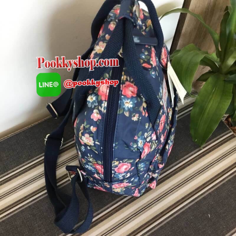 cath kidston Mini Backpack Bag กระเป๋าสะพายเป้รุ่นมินิ แบรนด์ดังสไตล์วินเทจสุดฮิต วัสดุ Canvas เคลือบกันน้ำสามารถเช็ดทำความสะอาดได้ เปิดปิดด้วยซิปสะดวกใช้ ด้านหน้าประดับโลโก้ cath Kidston พร้อมช่องซิปด้านนอกใส่กระเป๋าสตางค์ มือถือได้ ด้านในมีช่องซิป สามาร