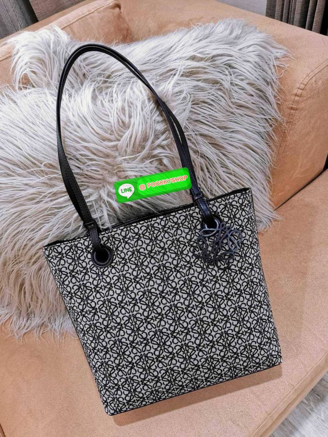 ✴️NEW ARRIVAL!✴️LOEWE ANAGRAM TOTE BAG VIP GIFT WITH PURCHASE GWP พรีเมี่ยมกิ๊ฟ Limited จาก LOEWE PERFUME DUTYFREE ไอเท็มใหม่! ดีไซน์สวยคงเอกลักษณ์ด้วยวัสดุ Anagram Canvas Jacquard Fabric ผสมผสานหนังแท้ Calfskin ลงตัวสุดคลาสสิค ขนาดกำลังดี น