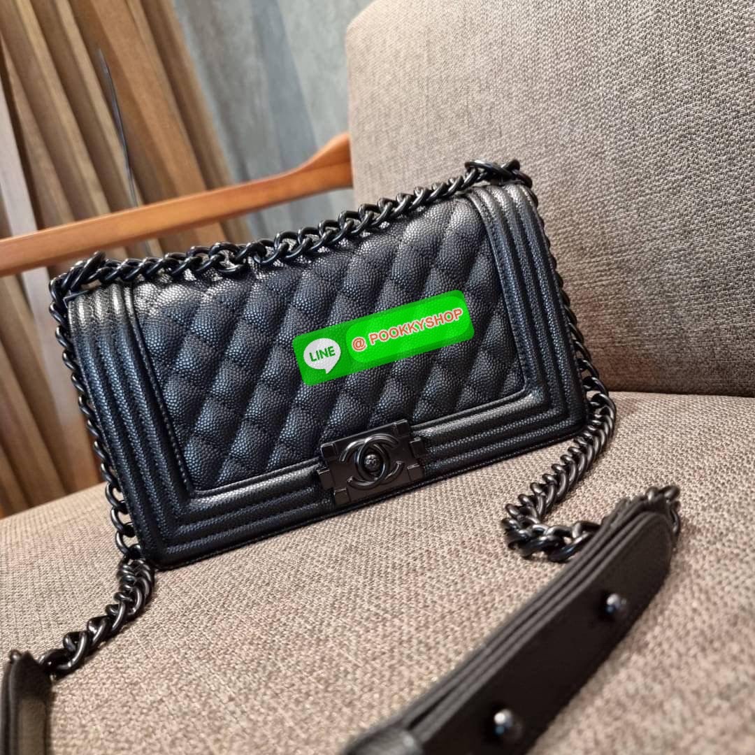 Chanel รุ่นสุดฮอต ดีไซน์อะไหล่ดำ เรียบหรูมากๆ!! วัสดุหนังลายคาร์เวีย ทรงคลาสสิคที่สาวๆห้ามพลาด!! ในราคาสุดจะคุ้มจากเคาน์เตอร์ dutyfree เปิด-ปิดกระเป๋าด้วยตัวล็อค ภายในโล่งกว้าง ไซส์ใหญ่ใส่ของได้เยอะ มีช่องแยกในกระเป๋า มาพร้อมสายสะพายโซ่สลับหนังรองบ่า (ถอด