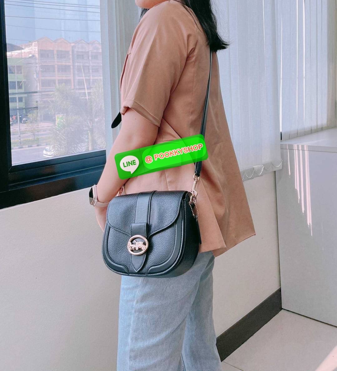 COACH C3593 GEORGIE SADDLE BAG IN COLORBLOCK SIGNATURE CANVAS WITH RIVETS ยกระดับความหรูให้กับตัวเองกันหน่อย ด้วยกระเป๋ารุ่นนี้!! ครอสบอดี้ที่ดีไซน์หรู อัพเลเวล ในราคาที่จับต้องได้ วัสดุหนังแคนวาสเคลือบสลับหนังเรียบ พิเศษไปอีกตกแต่งขอบด้วยหมุด เพิ่มดีเทลก