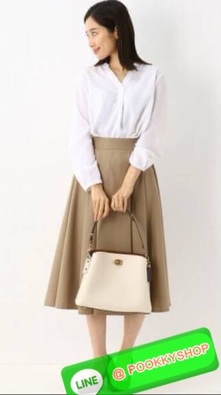 COACH WILLOW SHOULDER BAG ((C2745//C2590//C2621)) พร้อมส่ง ไม่ให้หลงรักยังไงไหว 🔺กระเป๋าหิ้ว//คล้องไหล่//สะพายข้าง สุดคุ้ม! หนังแท้ชั้นดีที่สุด ได้ไปหลงรักแน่นอนค่ะ หนังสวยมากๆ 🔺ตัวกระเป๋าแบ่งเป็นสองช่องหลัก ด้านนึงเป็นแบบหมุนล็อค//อีกด้าน