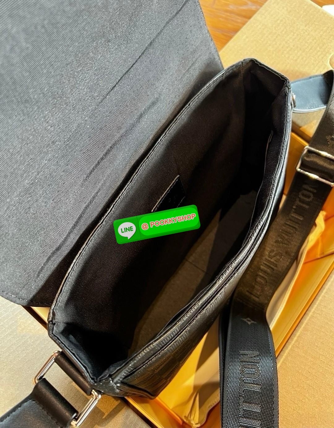 ราคาดีๆหมดแล้วหมดเลยน๊าา ใช้เป็นเพื่อนคู่กายในชีวิตประจำวันรุ่นนี้ไม่ว่าจะใช้ในไทยหรือพกพา ตปท.คือดูดีมากๆ ห้ามพลาด LOUIIS VUITTON DISTRICT PM ((Vip Duty free ตปท.)) 🔖พร้อมส่ง! กระเป๋าแมสเซนเจอร์ District PM รุ่นใหม่ 2024! หนังแม้อย่างดี ลายนูนสวย