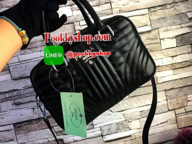 Prada Small Leather Shoulder Bag 💯 กระเป๋าสะพายขนาดกำลังดี สวยหรูอยู่ทรงด้านหน้าประดับโลโก้อะไหล่ มาพร้อมสายสะพายหนัง ภายในมีป้ายหนังโลโก้ ช่องซิปและช่องเล็ก ซับในสกรีนลายตามแบบฉบับของแบรนด์ ใส่มือถือ ipad mini ,iphone8+ กระเป๋าสตางค์ยาว ของจุกจิก