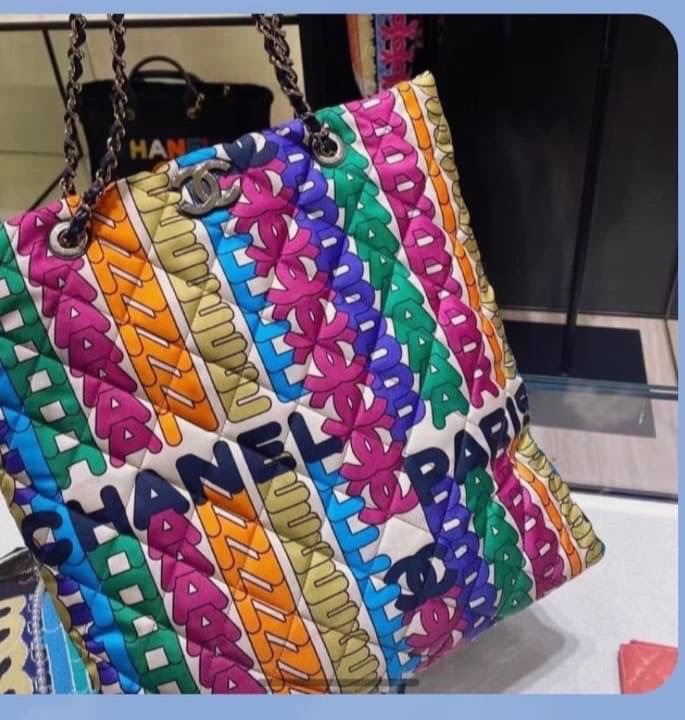 CHANEL FLAP BAG PRINT FABRIC & GOLD TONE METAL ss22 งานสวยชนช็อป ว๊าววววสุดๆ กับกระเป๋าผ้าแต่งอะไหล่ทองปั้มlogo ทุกจุด ลายlogo multicolors งานสวยมากไฮเอ็นสุดๆ จุของได้เยอะมาก มีซิบด้านใน ห้ามพลาดเลยน้าสาวๆ Must have!!!! มันเป๊ะทุกจุดจริงๆ