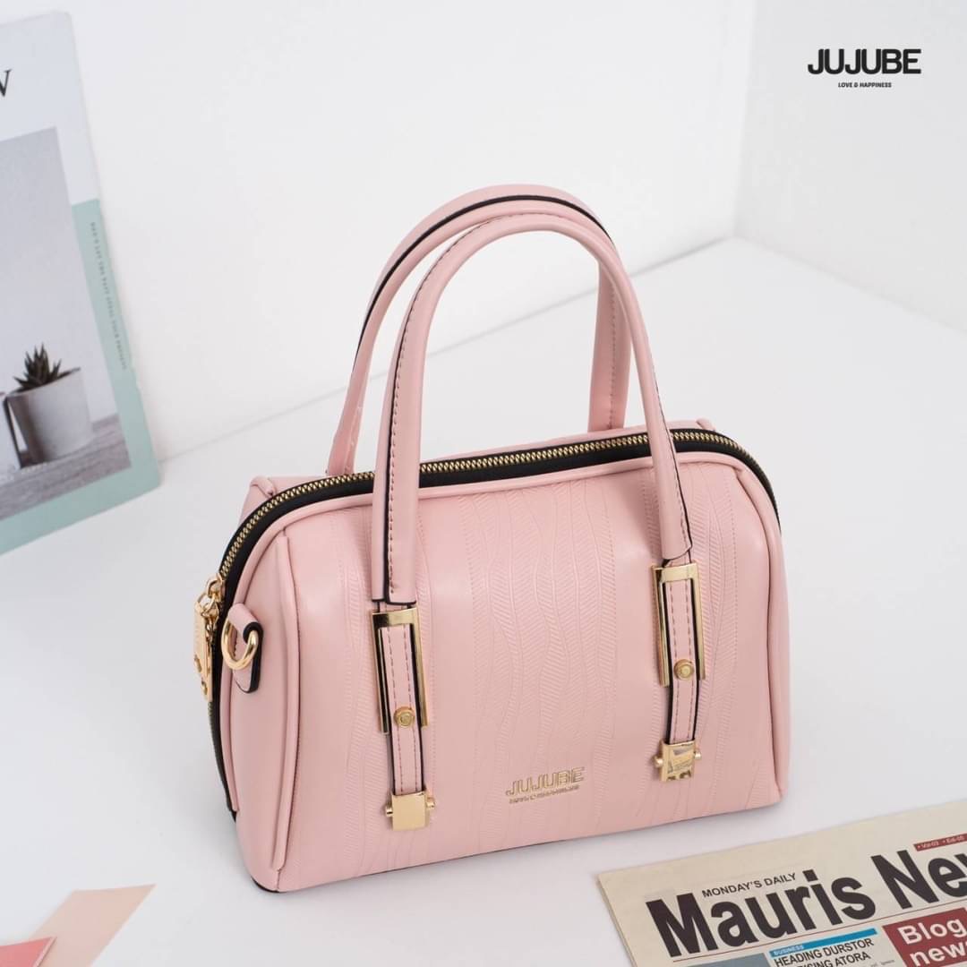 กระเป๋าสะพายข้างผู้หญิง แบรนด์ Jujube ทรงหมอนใบใหญ่ ภายโล่งในกว้าง มี3ช่องใช้งาน จุของได้เยอะคะ