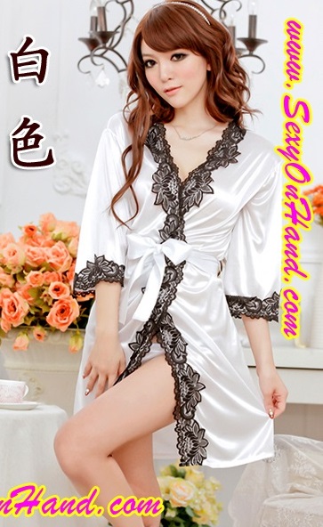 ชุดคลุม ชุดนอน เซ็กซี่ ชุดคลุมนอน คลุมอาบน้ำ ชุด ผ้าไหมเทียม ผ้านุ่มลื่น เย็นสบาย สีขาวเล่นขอบลูกไม้สีดำ หรูมาก พร้อมสายผูก +จีสตริง