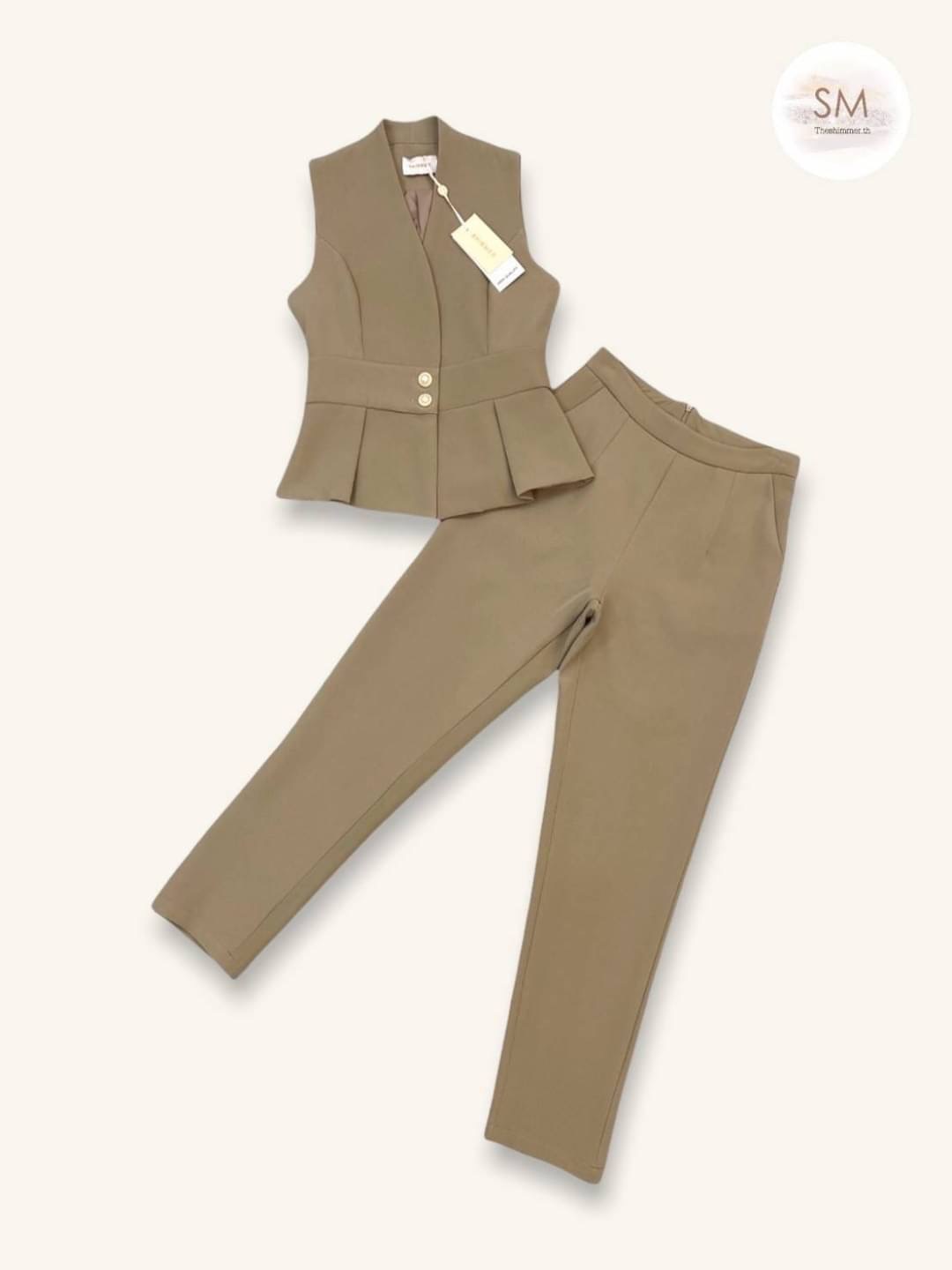 เสื้อทรงยาวงานกระดุมหน้าเก็บซับในทั้งตัวปลายเสื้อจับจีบ แพทเทิร์นสวยเข้ารูป ช่วงอกมีกระดุมกด แมทช์คู่กับกางเกงขายาวกึ่งเดฟ ทรงสวยไม่รัดขาเกินไป เนื้อผ้าพื้นเกรดพรีเมียมทั้งชุด ลุคนี้เสริมบุคลิกผู้สวมใส่ให้สวยเป๊ะ แบบเซเลปแน่นอนค่า