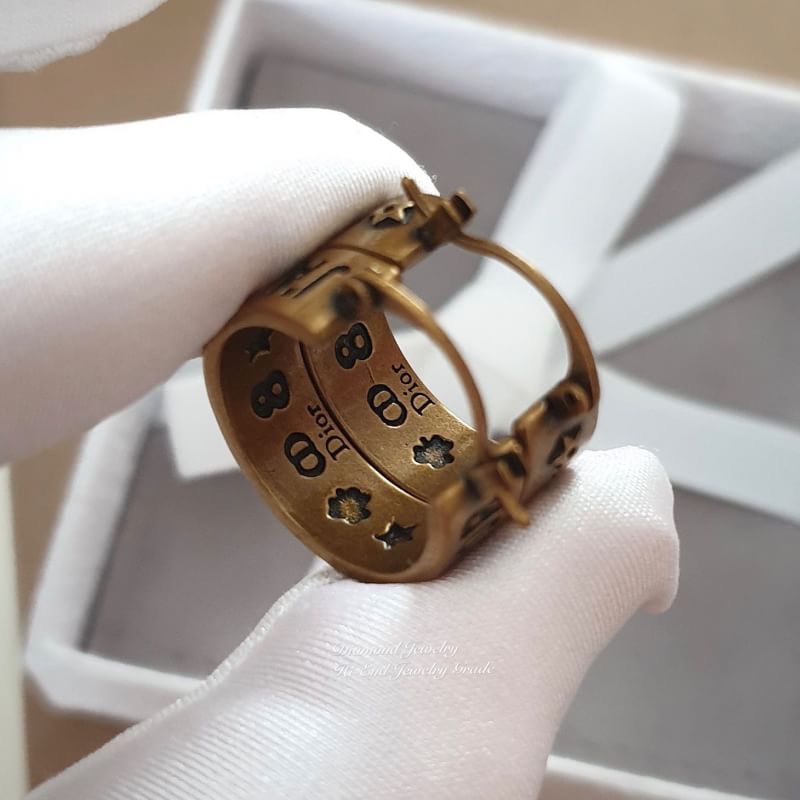 Super Hi-End Quality !!!! ((งาน 1:1 เหมือนในช็อปมากที่สุดในท้องตลาด)) Christian Dior Earring ต่างหูห่วงดิอองาน 1:1 เหมือนของแท้เป๊ะๆค่ะ รับรองงานสวยมากกกกก ดูหรู ดูผู้ดีสุดๆ งานดี เพชรคุณภาพดีมากๆมากๆคะรับประกันความพอใจเลยค่ะ ตัวเรือนสีทอง งาน laser stamp