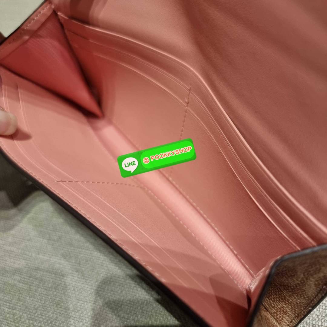 COACH 31547 SOFT WALLET IN COLORBLOCK SIGNATURE CANVAS คัมแบคแล้วน้า กับไอเท็มหายาก กระเป๋าสตางค์ใบยาวแบบพับ ขนาดกำลังสวย ดีไซน์คลาสสิคเอกลักษณ์ วัสดุหนังแคนวาสเคลือบลาย เปิด-ปิดด้วยกระดุม ภายในใส่บัตรได้เยอะ ใส่ธนบัตรได้สบายๆ ใบจริงสวยปังทุกสี ใครมองหากร