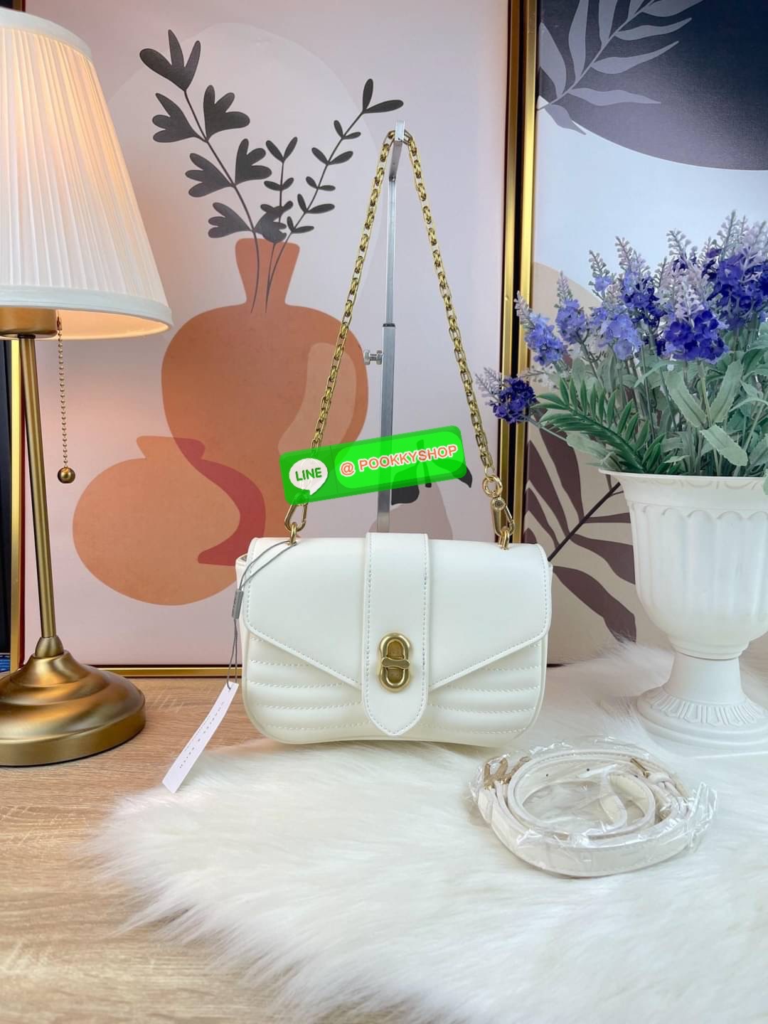 Charles & Keith Aubrielle Chain-Handle Panelled Crossbody Bag กระเป๋าสะพายข้างดีไซน์คลาสสิกขนาดกำลังพอเหมาะ ตัวกระเป๋าทำtextureลายนูนที่ด้านหน้าเพิ่มความโดดเด่น มาพร้อมสายสะพายโซ่สีทองหรูหราแบบคล้องแขน/คล้องไหล่และยังมีสายหนังสะพายยาวแบบปรับและถอดสายได้ ต