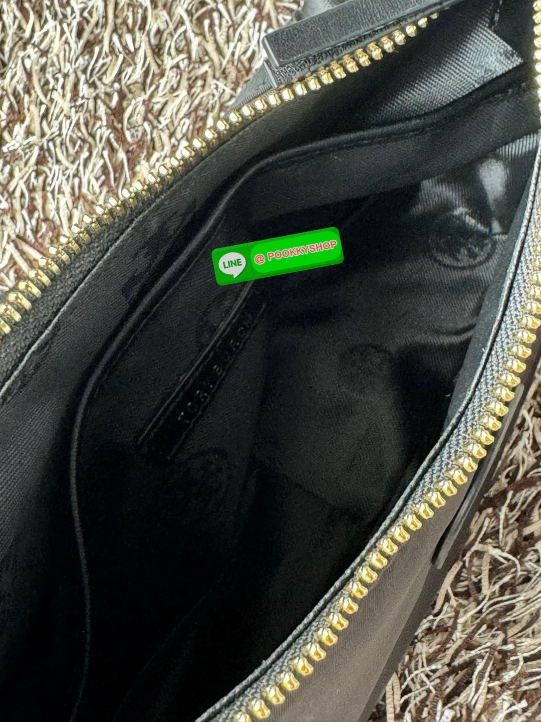 Tory burch nylon web mini hobo เป็นอีกหนึ่งตัวเลือกที่น่าสนใจสำหรับคนที่กำลังมองหากระเป๋าที่เน้นการใช้งาน ดีไซน์เรียบง่าย น้ำหนักเบา เน้นการใช้งานเป็นหลัก อีกทั้งยังมีสายสะพายแบบสปอร์ตช่วยคุณสะพายบนไหล่หรือครอสบอดี้ได้สะดวก ที่สำคัญ ผลิตจากผ้าไนลอนที่มีคว