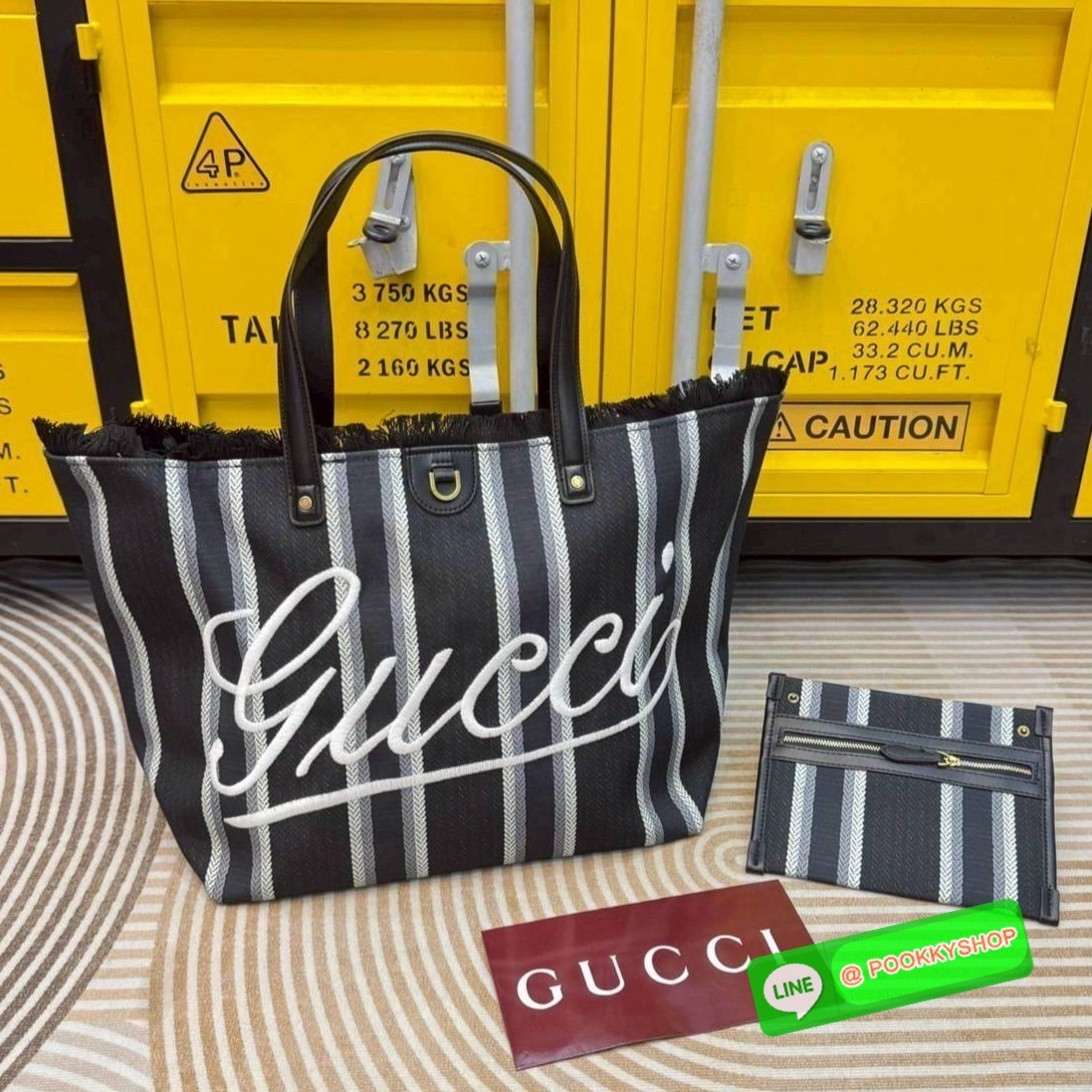 Gucci Embroidered large canvas tote bag Variation multicolor canvas กระเป๋าสะพายทรงโท้ทใบใหญ่ โดดเด่นผ้าแคนวาสฝ้ายลายทางสะดุดตา ตกแต่งด้วยงานปักลาย Gucci ด้านหน้า คอลเลคชั่นฤดูใบไม้ผลิ/ฤดูร้อน 2025 ภายในโล่งกว้าง จุของได้สบายๆ สะพายไปเที่ยว short vacation