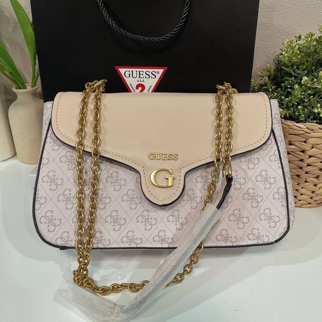 Guess แท้ outlet รุ่นนี้ ทั้งสวย ทั้งน่ารัก มีความหรู ดูดีมากกกก ต้องเก็บนะคะ