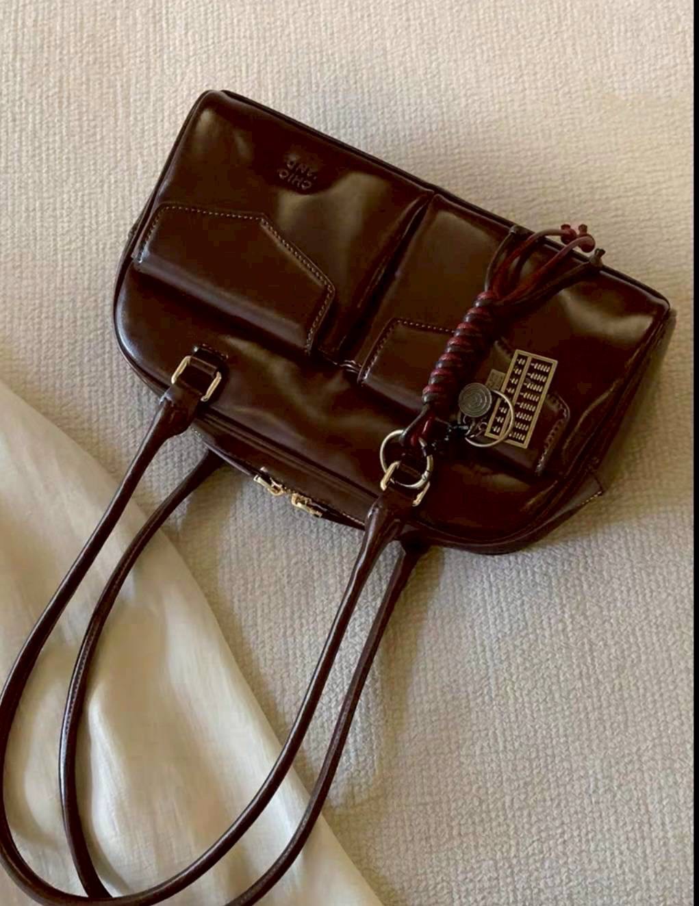 กระเป๋า Chio’2nd แบรนด์ดังมาแรงตอนนี้ กระเป๋าดีไซน์ลงตัวสวยทุกคอล ทรงนี้ขายดีตัวท๊อป แถมฟรี⁉️ตัวห้อยกระเป๋าน่ารักมาก เพิ่มมูลค่าให้กระเป๋า