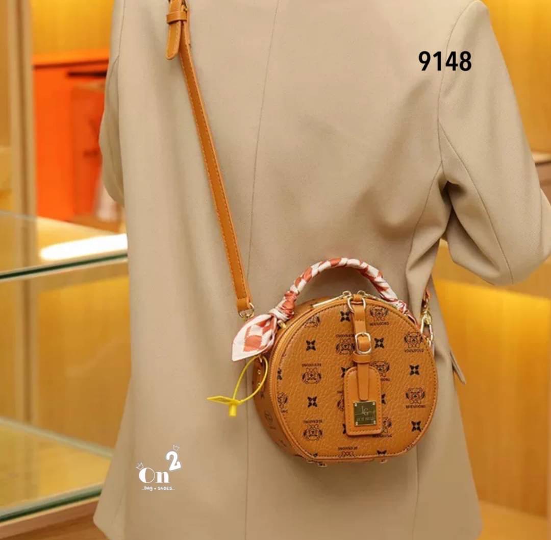 NEW-IN🤎🤎ใบนี้น่ารักมากค่ะ มาใหม่ทรงกลม งานคุณภาพเช่นเคย มาพร้อมสายยาวครอสบอดี้ พกใบเดียวจบ แนะนำเลยค่า✨