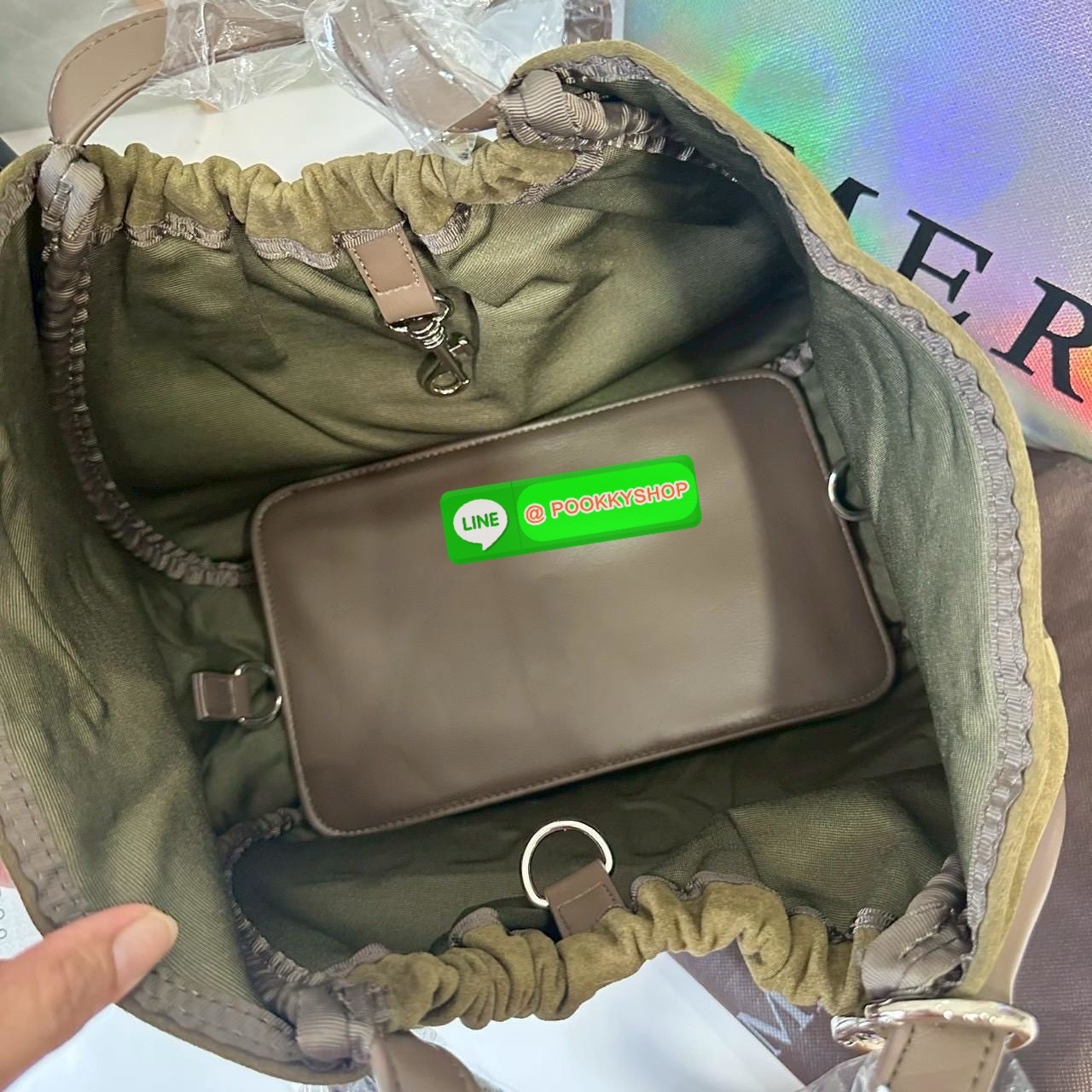 Merge A Day Bag Medium - Suede Edition (Limited) 🔖กระเป๋าสะพายไหล่ size ใหม่ ขนาดกระทัดรัดขึ้น แต่ยังสามารถจุของได้เยอะเหมือนเดิม ปรับสายกระเป๋าเป็นแบนสะพายทั้งวันไม่รู้สึกเมื่อยไหล่คะ