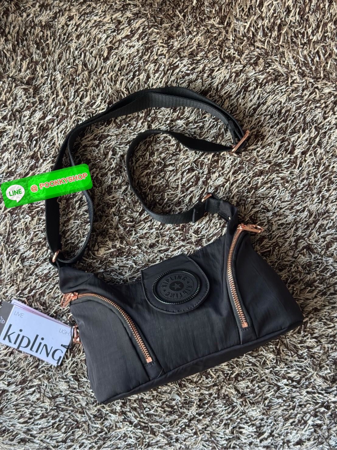 Kipling Syro Shoulder bag กระเป๋าในสไตล์มินิมอล แต่สามารถใส่สิ่งของได้ครบครัน มีทั้งช่องซิปภายในและนอก น้ำหนักเบา มีสายสะพายครอสบอดี้ได้