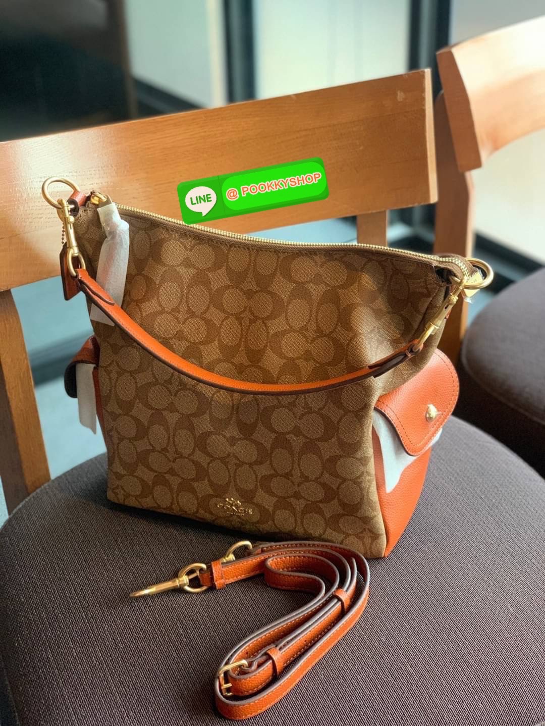 COACH PENNIE SHOULDER BAG ((C1523)) พร้อมส่ง! ✔️กระเป๋าหิ้ว//คล้องไหล่//สะพายข้างได้ สุดคุ้ม! ✔️ใบใหญ่ ทรงสวยใส่ของได้จุมาก หนังแท้ หนังนิ่ม สัมผัสแล้วหลงรักแน่นอนค่ะ ✔️ปากกระเป๋ากว้าง ล้วงหยิบของสะดวกมากๆ ภายในกระเป๋าโล่งกว้าง สัมภาร