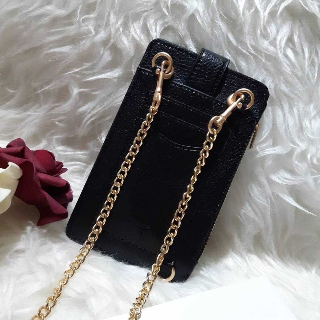 COACH 825 TURNLOCK CHAIN PHONE CROSSBODY IN BLOCKED SIGNATURE CANVAS ฮอตและปังกว่านี้ไม่มีแล้ว!! กระเป๋าเอนกประสงค์ สำหรับใส่โทรศัพท์ ใส่บัตรได้ มีช่องซิปแยกให้ด้วย ขนาดพกพาดีงาม!! 💕 ใส่โทรศัพท์ได้ทุกรุ่นน้า สายสะพายยาวประมาณ 23" (วัดจากไหล่)