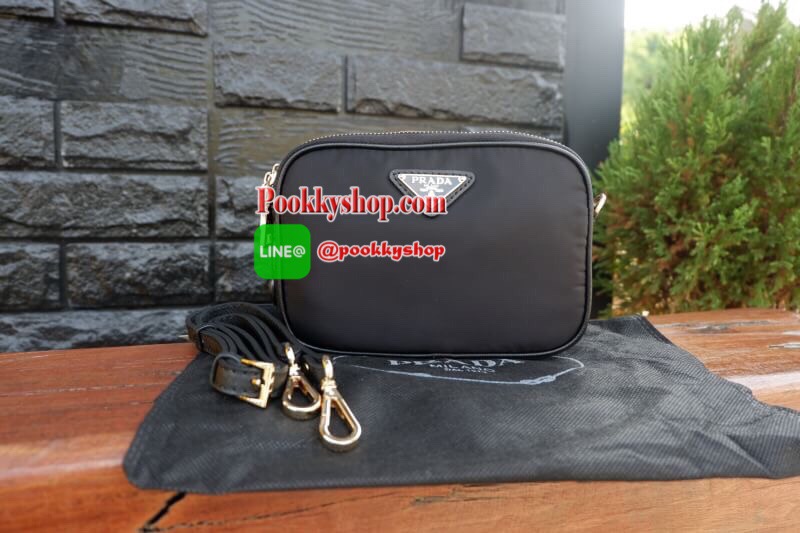Best Seller อีกหนึ่งรุ่นค่ะ กระเป๋าอเนกประสงค์ จากแบรนด์ PRADA *พรีเมียมกิ๊ฟ** เป็นทรงสี่เหลี่ยม กระเป๋าเป็นผ้าไนล่อน ตามแบบฉบับของแบรนด์เลย ใบนี้มีสายยาว ปรับได้ 3 ระดับ สามารถสะพายเป็น shoulder bag ได้เลย ขนาดกำลังดีค่ะ มี2ซิป 2 ช่อง แยกใส่ของจุกจิ๊กได้