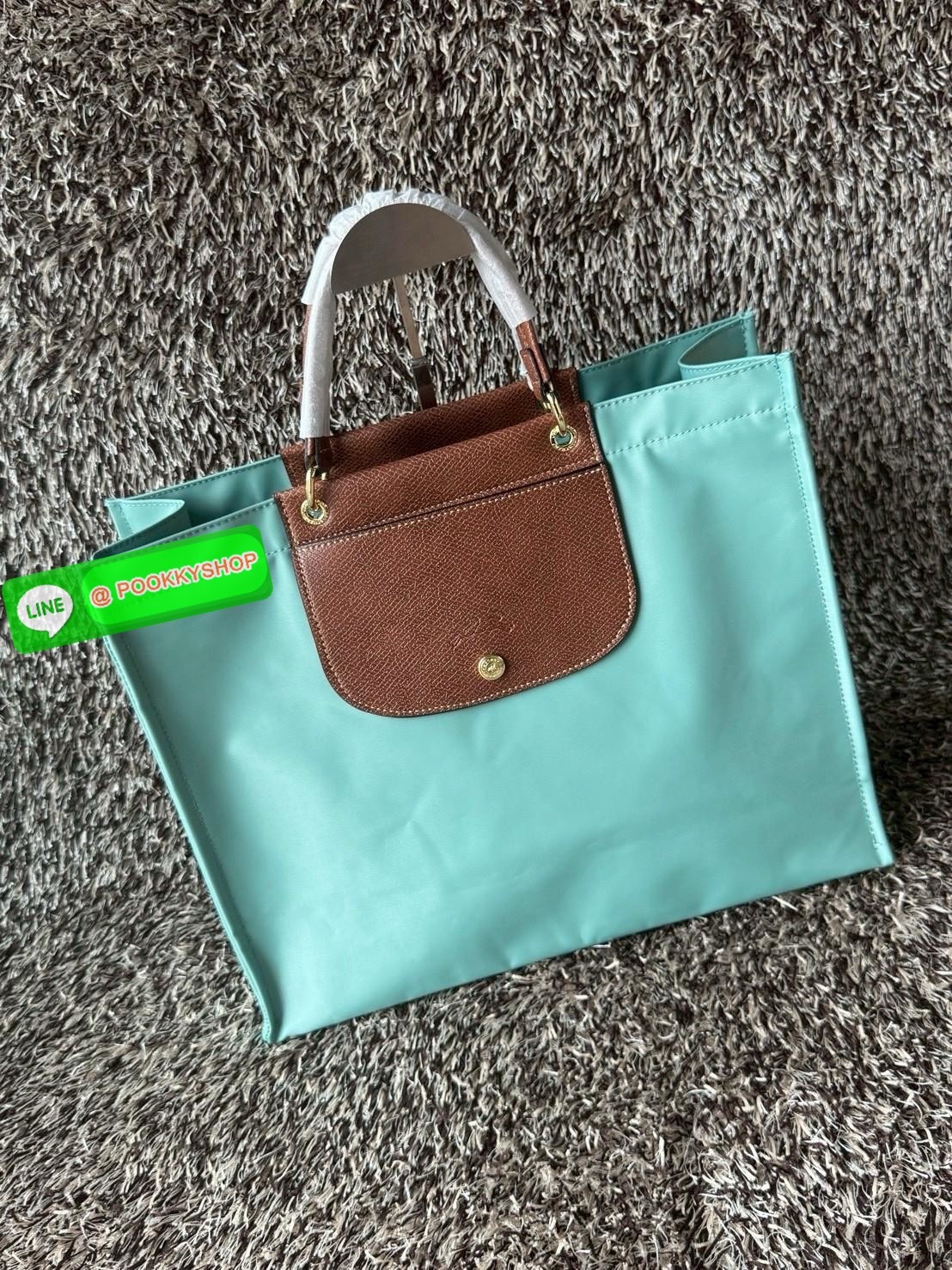 LONGCHAMP Cabas Tote bag L กระเป๋าโท้ทขนาดใหญ่ใช้ในชีวิตประจำได้หลายรูปแบบ ช่วยเพิ่มบุคลิกด้วยความสง่างาม มีกระดุมสแน็ปที่ปากกระเป๋า วัสดุไนลอนอันเป็นเอกลักษณ์ที่มีความยืดหยุ่นและน้ําหนักเบา