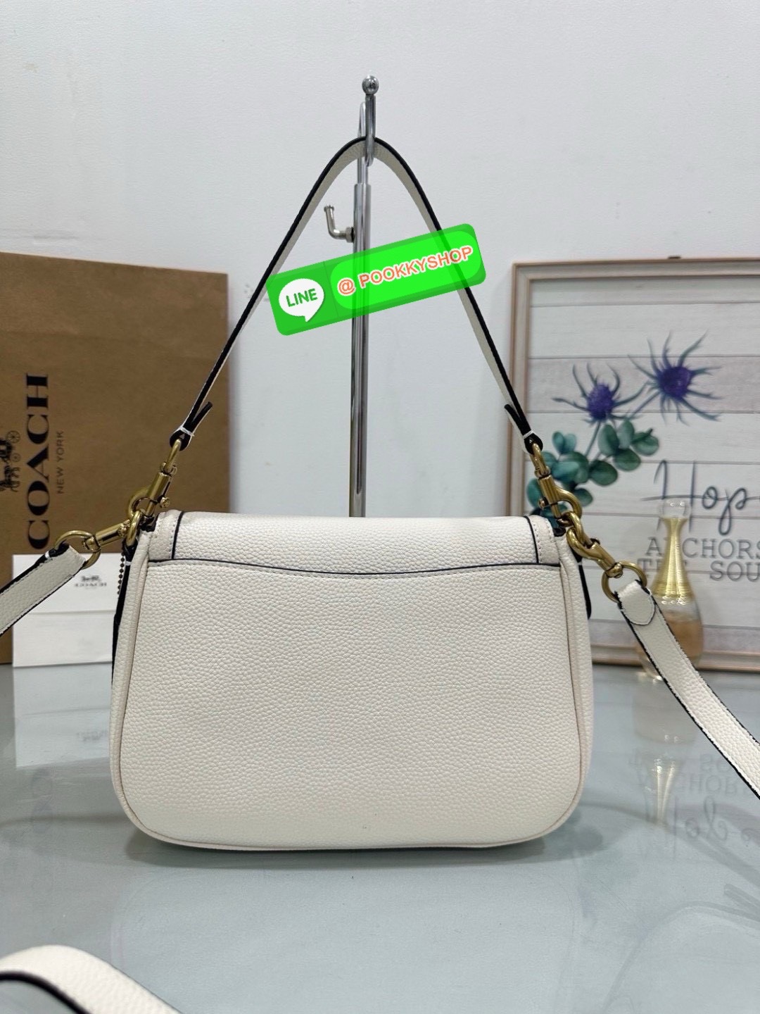 เรียบ หรู แต่ดูแพงแบบไม่ตั้งใจ Coach CU099 – Studio Shoulder Bag รุ่นฮิตสุดมินิมอล ตัว C เล็กหรูบนหนังสีคลาสิค ทรงสวยสะพายได้ทั้งถือไหล่และ crossbody ไม่ว่าจะใส่ลุคไหน… ก็เปลี่ยนเป็นลุคคุณหนูมีคลาสได้ในพริบตา