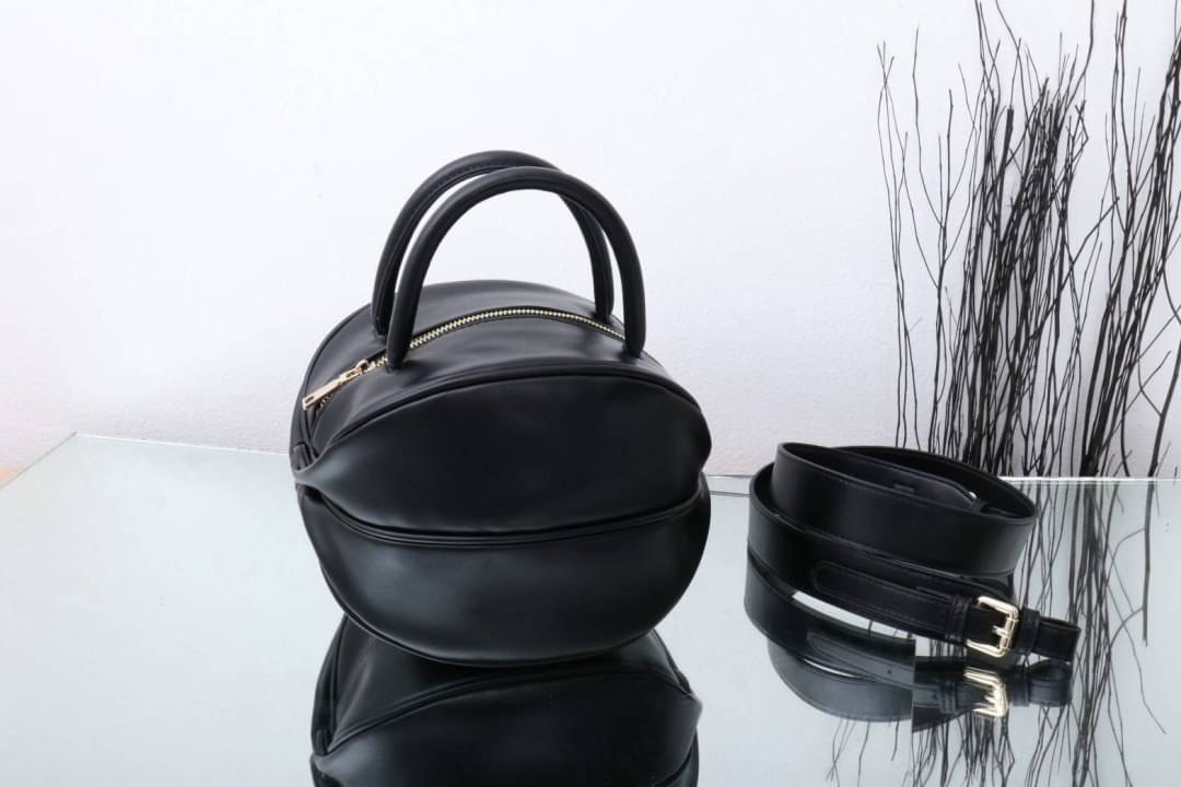 กระเป๋าลูกมะเฟืองยอดฮิต ดาราเซเลปใช้กันเยอะมาก งานตั้งใจผลิตกว่าจะได้มา แก้งานข้ามปี หลายรอบเพื่อความเป๊ะ งานสวยหนังสวย แถมฟรี!! ที่ห้อยลายดอกไม้ โอ้ย!!สวยเป๊ะขนาดนี้จะพลาดได้งัย