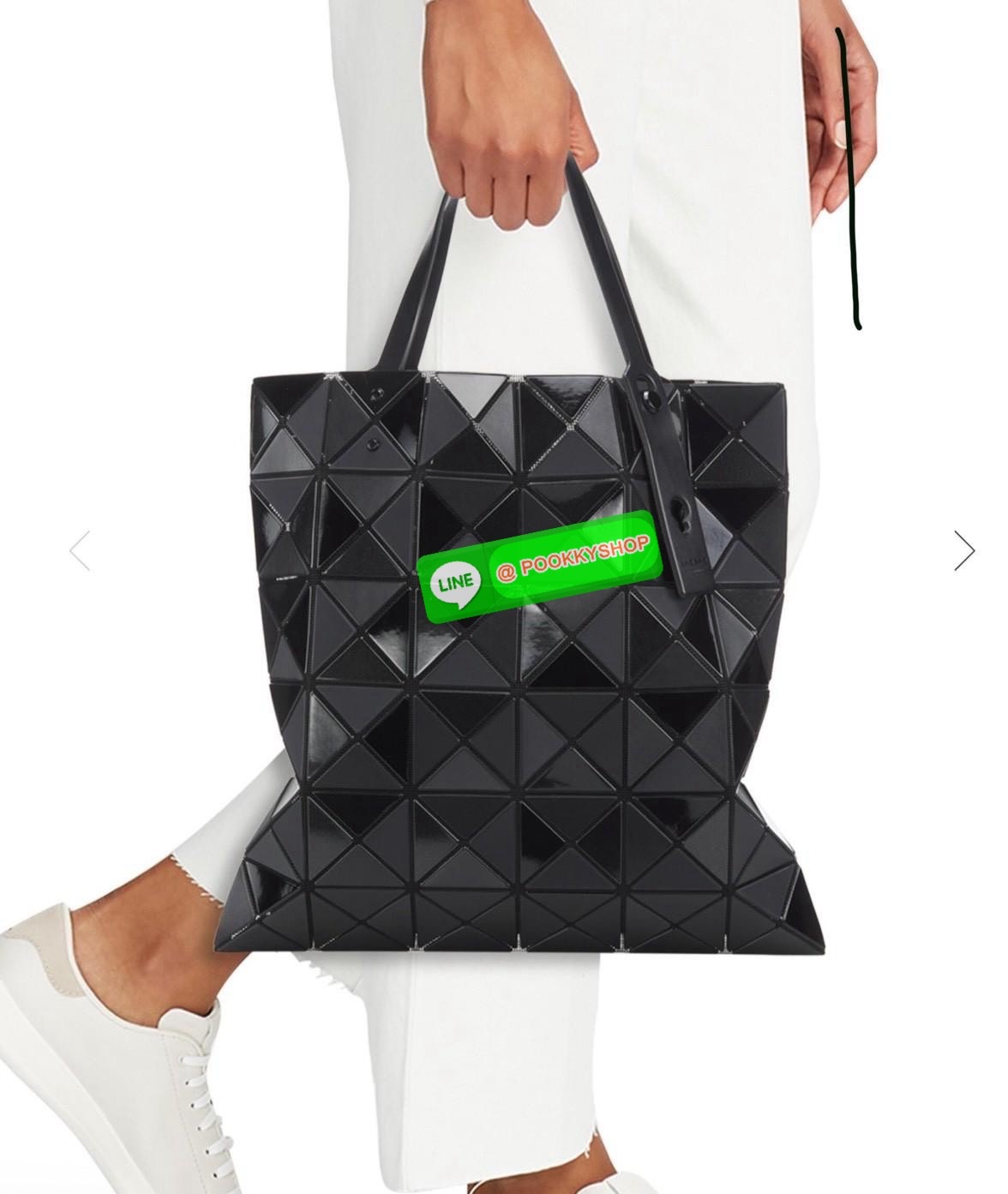 BAOBAO ISSEY MIYAKE QUATRO กระเป๋าไอคอนิกที่ไม่เคยตกเทรนด์! เรียบหรู แต่มีดีไซน์สะดุดตา โครงสร้างสามเหลี่ยมเอกลักษณ์เฉพาะของแบรนด์ ด้านในบุผ้า มีช่องซิปสำหรับเก็บของ น้ำหนักเบา สะพายสบาย ใส่ของได้เยอะมาก