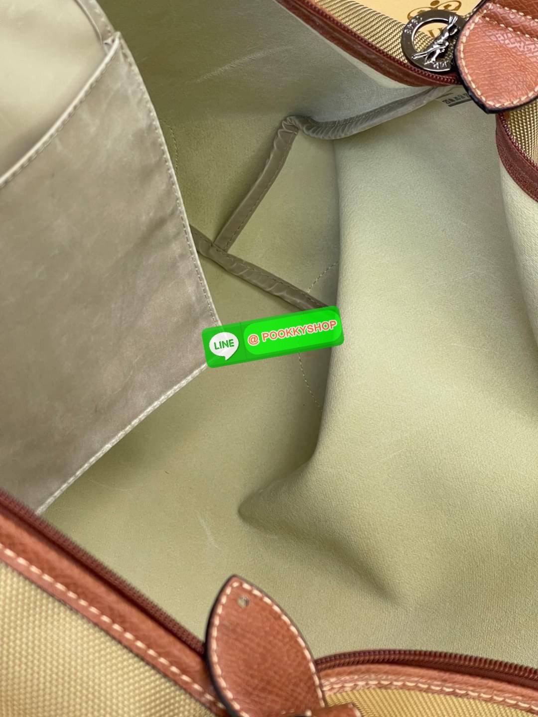 💕 LONGCHAMP BOXFORD TRAVEL BAG L กระเป๋าเดินทางขนาดใหญ่ มาพร้อมสายสะพายที่สามารถถอดได้ ให้คุณเลือกสะพายไหล่หรือถือได้ มีซิปรูดเปิดปิดกระเป๋าที่ให้คุณมั่นใจได้ว่าคุณจัดเก็บไอเท็มของคุณได้อย่างมิดชิด บ็อคฟอร์ด (BOXFORD) สะท้อนความเป็นเอกลักษณ์ของแบร