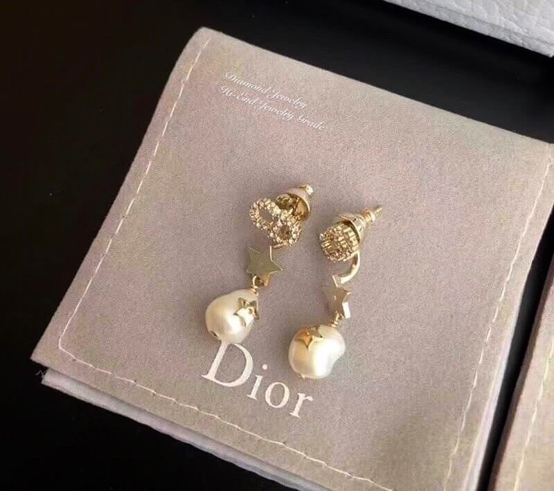Hi-End Quality !!!!! Shiny-D Earrings ต่างหู Christian Dior งานรุ่นใหม่ ล่าสุดชนช็อป ดีไซน์สวยมากๆค่ะ ประดับอะไหล่ทองอย่างดี งานสวยไร้ที่ติดนะคะ สาวกดิออต้องไม่พลาดค่ะ ไม่มีไม่ได้แล้ว รีบสั่งกันเข้ามาเลยจ้า