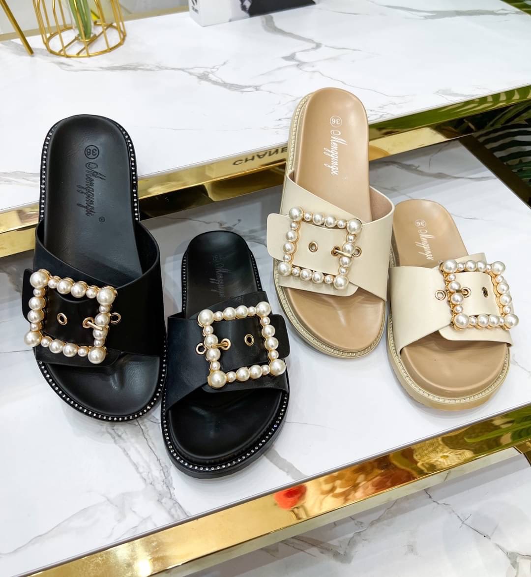 รองเท้าแตะรุ่นนี้บอกเลยว่าสวยมาก ด้านหน้ามีมุกประดับเป็นทรงสีเหลี่ยม ด้านข้างของรองเท้ายังมีเพรชเล็กๆติดรอบรองเท้าคือเริ่ดมาก เป็นรองเท้าแตะที่ไม่เหมือนใครมีดีเทล คู่นี้พลาดไม่ได้เลยนะคะ