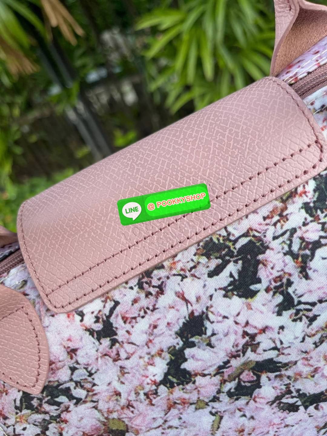 Longchamp LE PLIAGE PRINTEMPS/ÉTÉ 2021 TOP HANDLE BAG พบกับคอลเลคชั่นใหม่ล่าสุด ต้อนรับฤดูใบไม้ผลิ มีดีไซน์ที่เรียบหรูและคลาสสิก แฝงด้วยลูกเล่นแบบเฟมินีน แถมยังมีน้ำหนักเบาอย่างไม่น่าเชื่อ มาพร้อมกับหูจับกระเป๋าคู่และฝาปิดแบบกระดุม กระเป๋าถือใบนี้สามารถใช