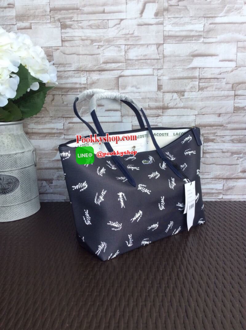 ลาคอส pu split cow leather bag รุ่นขายดีค่ะ!! กระเป๋าทรง shopping ลายกราฟฟิก ลายสดใส พร้อมส่งหลากสีรุ่นฮอตฮิตตลอดกาล แบบสวยคลาสสิค ใช้ได้ในทุกวัน ด้านหน้าประดับโลโก้จระเข้สัญลักษณ์แบรนด์ เปิดปิดกระเป๋าแบบซิป ที่จับหัวซิปปั้แบรนด์ ภายในกว้างใส่ของจุ มีช่